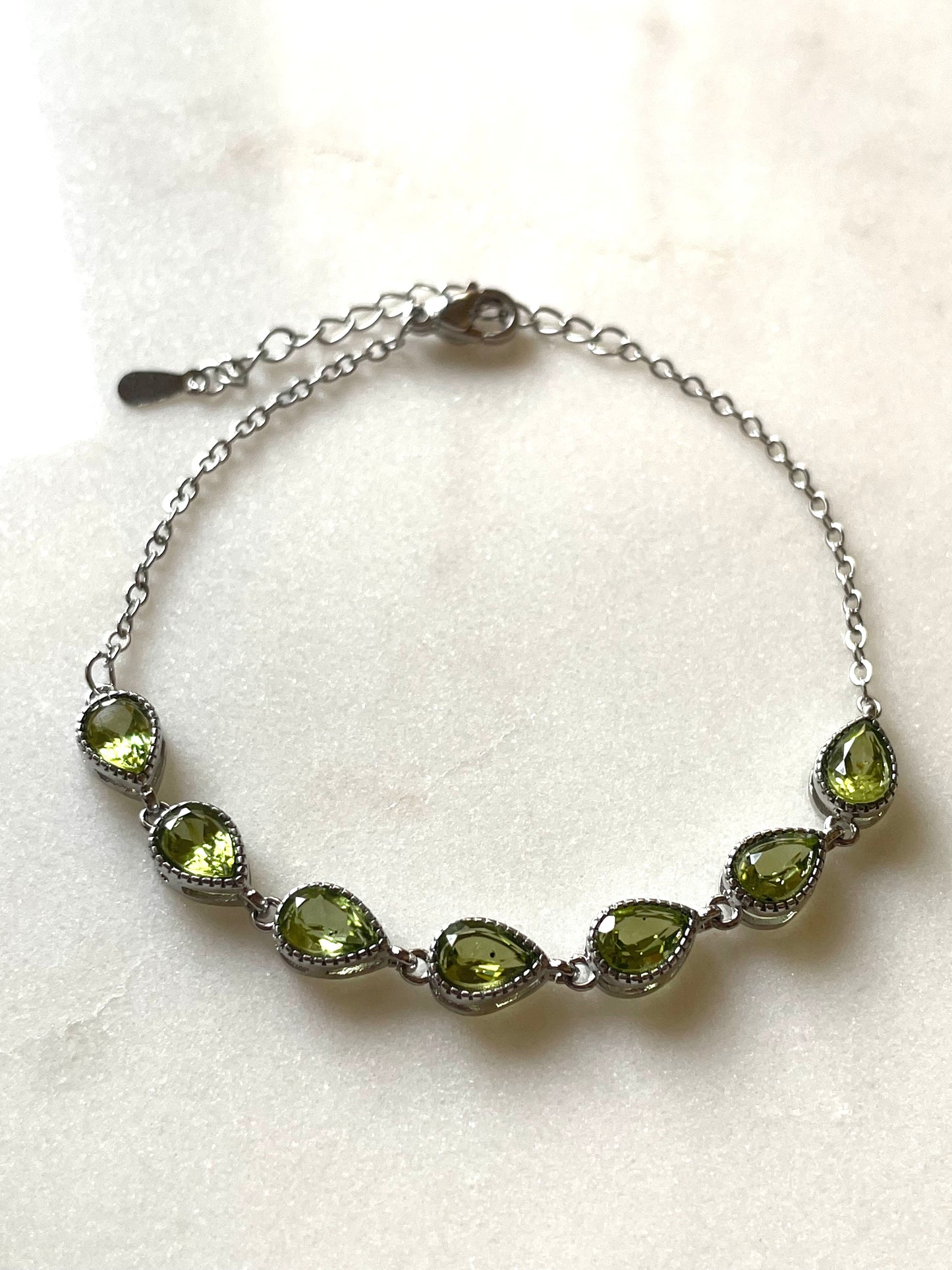 Peridot Chain Bracelet | حجر الزبرجد