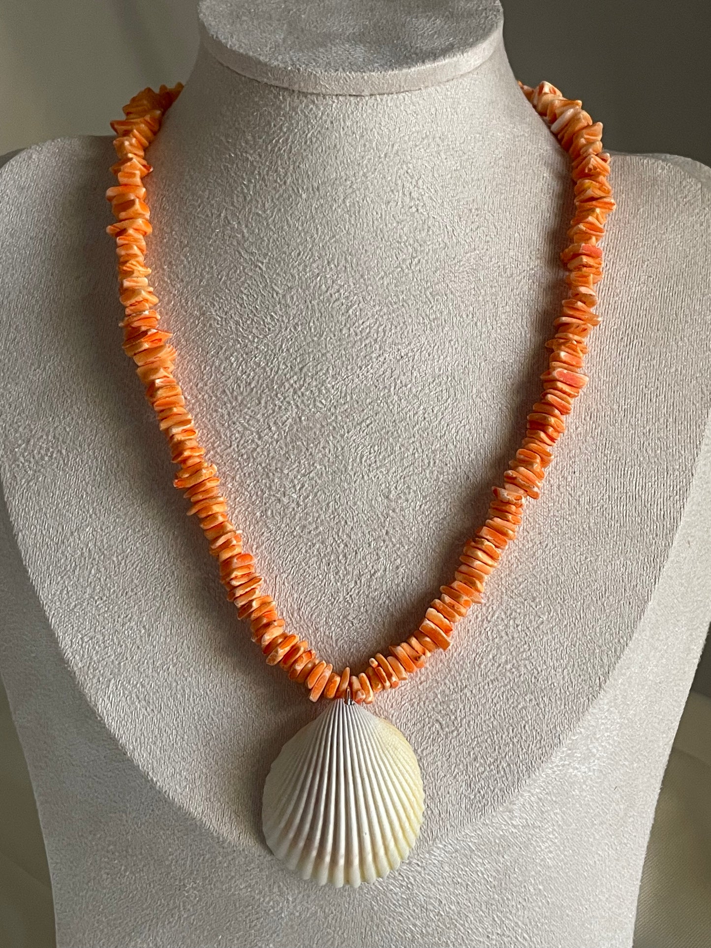 Dyed Shell Chips & Natural Scallop Shell Pendant necklace