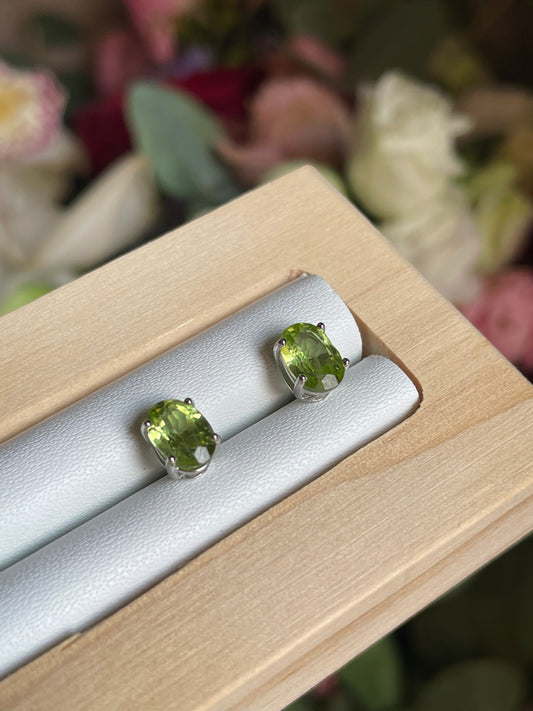 Peridot Stud Earring | حجر الزبرجد