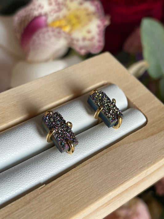 Titanium Aura Quartz Stud Earring | تيتانيوم أورا كوارتز