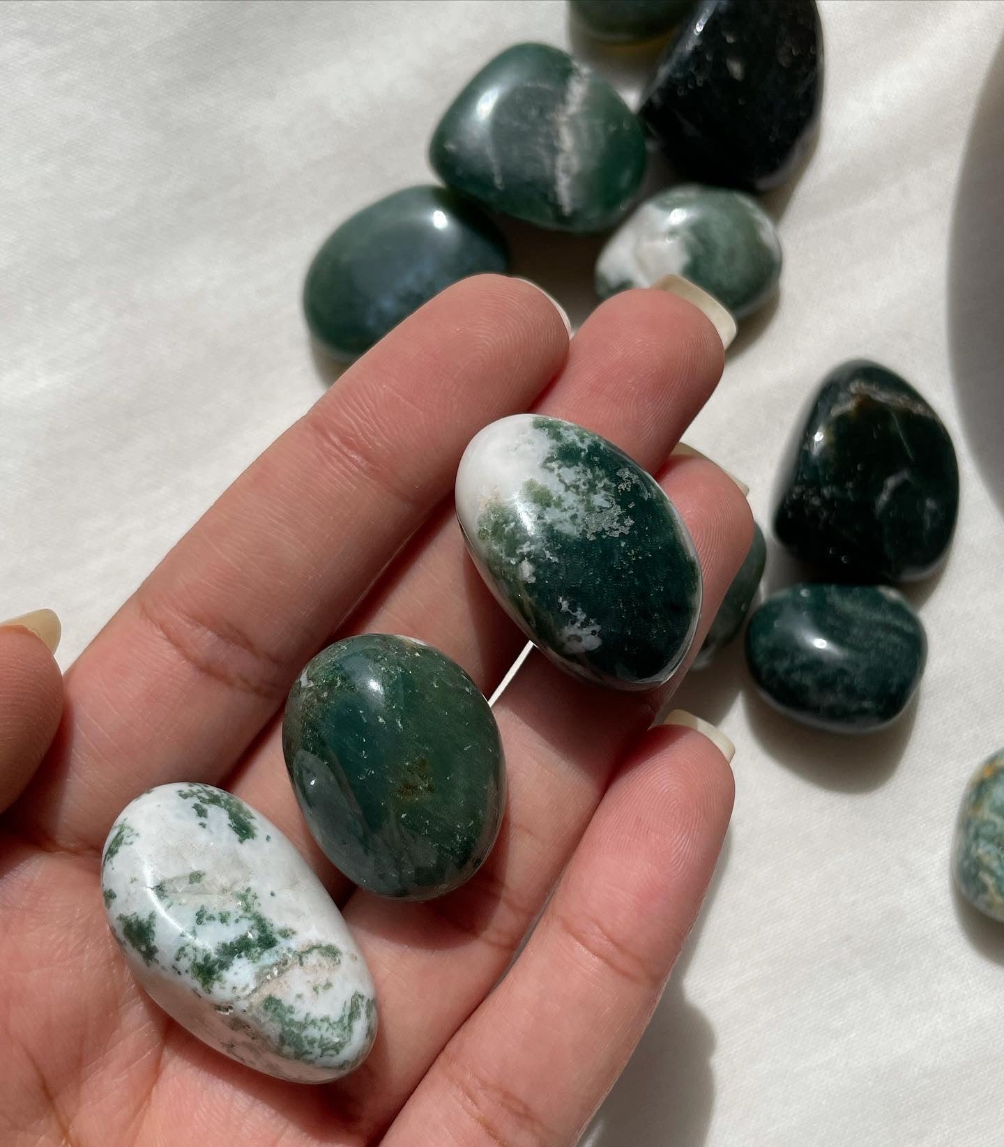 Moss Agate Tumbles / عقيق الطحلب