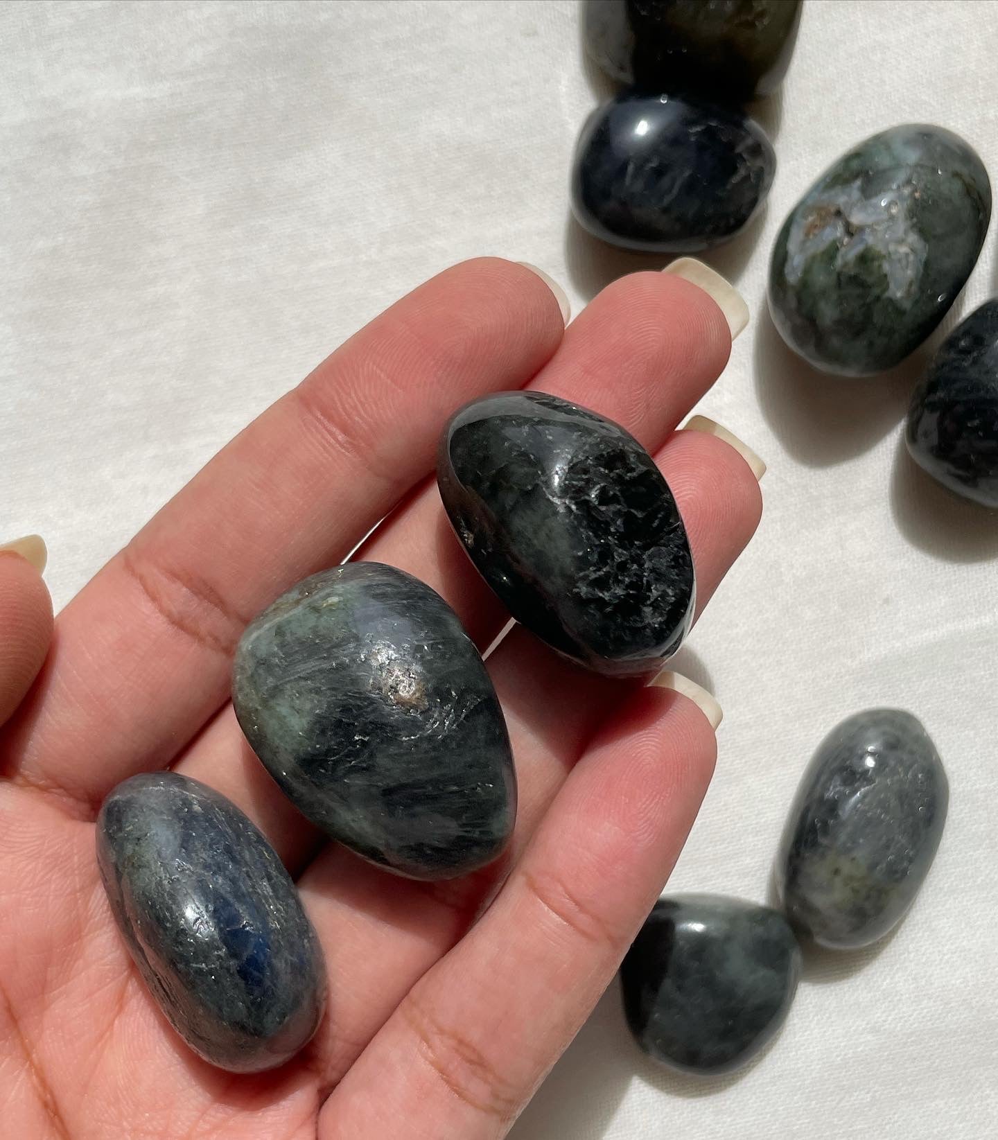Labradorite Tumbles / حجر الطاووس