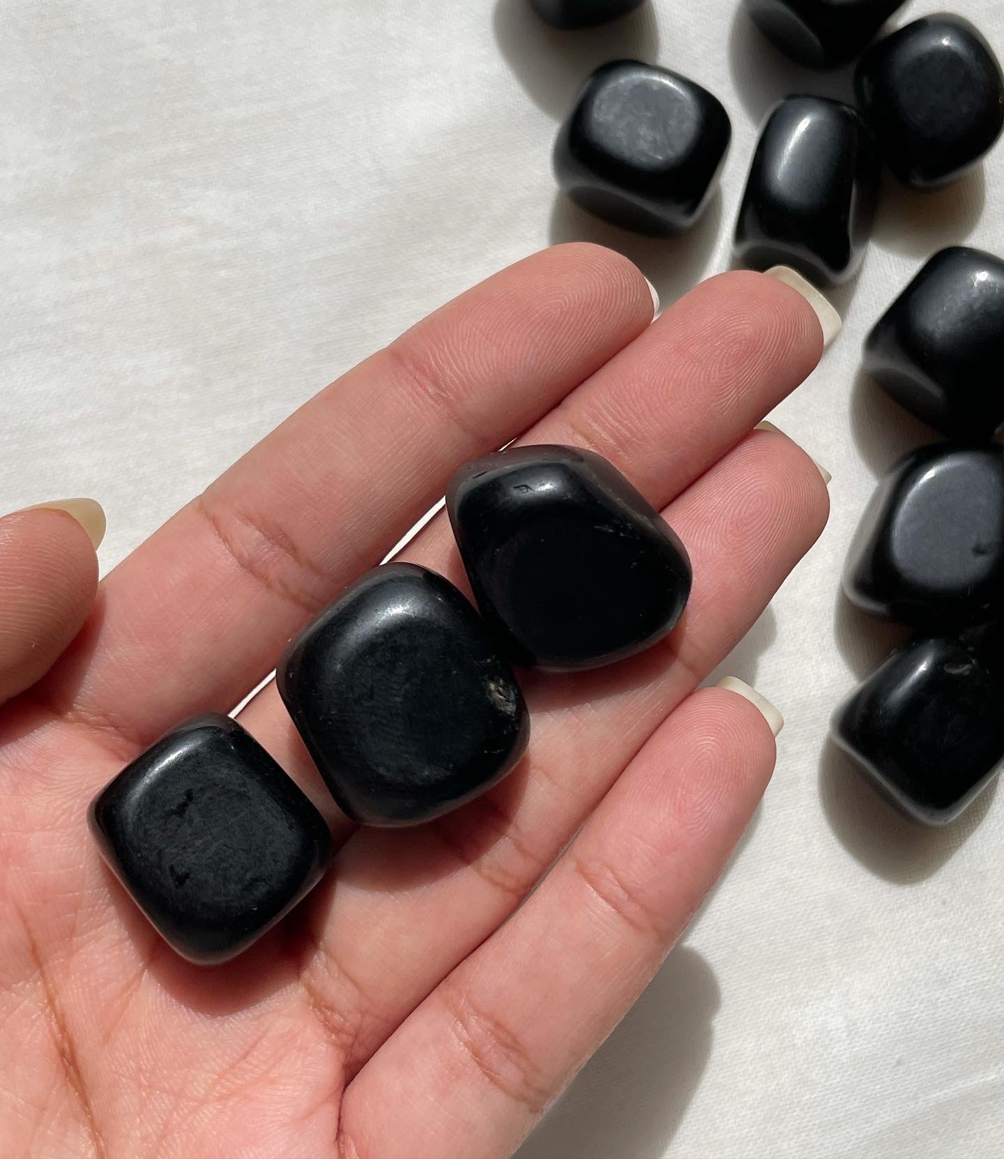 Black Obsidian Tumbles الاوبسيديان(السبج)