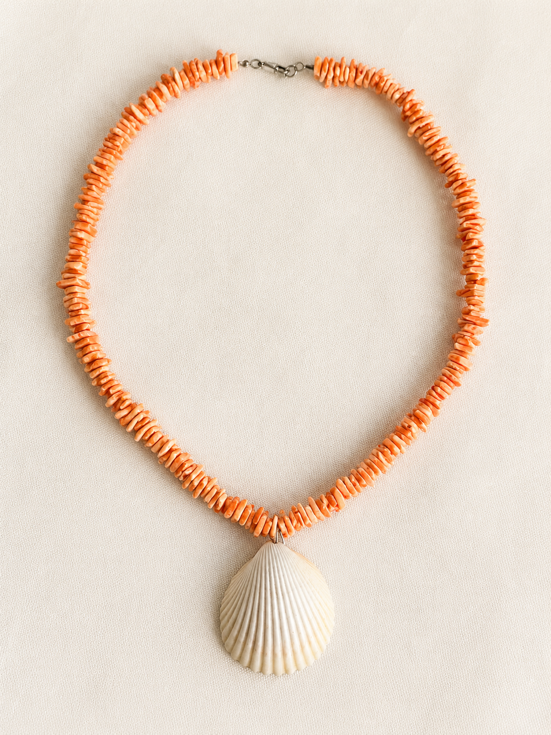 Dyed Shell Chips & Natural Scallop Shell Pendant necklace