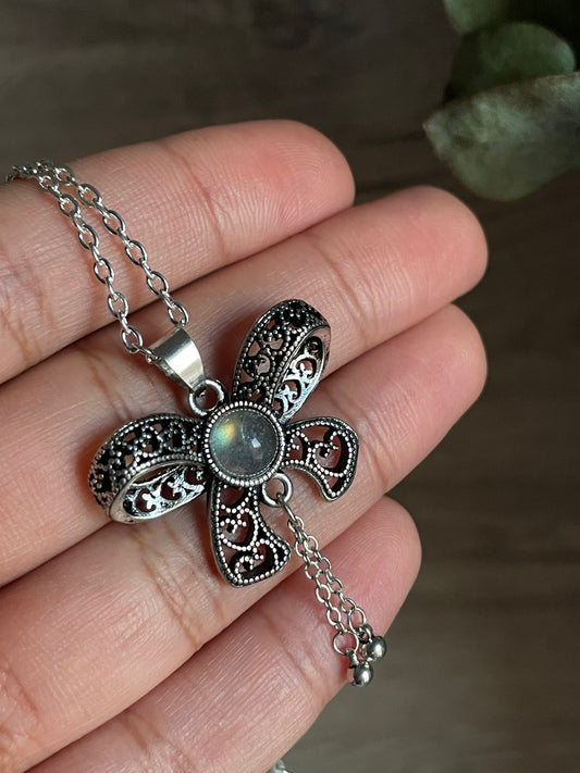 Labradorite Necklace | حجر الطاووس - لابرادوريت