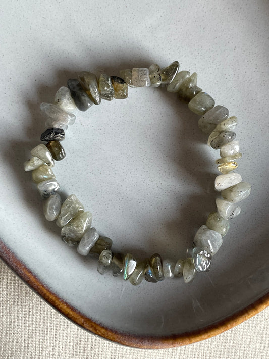 Labradorite Chip Bracelet | حجر الطاووس