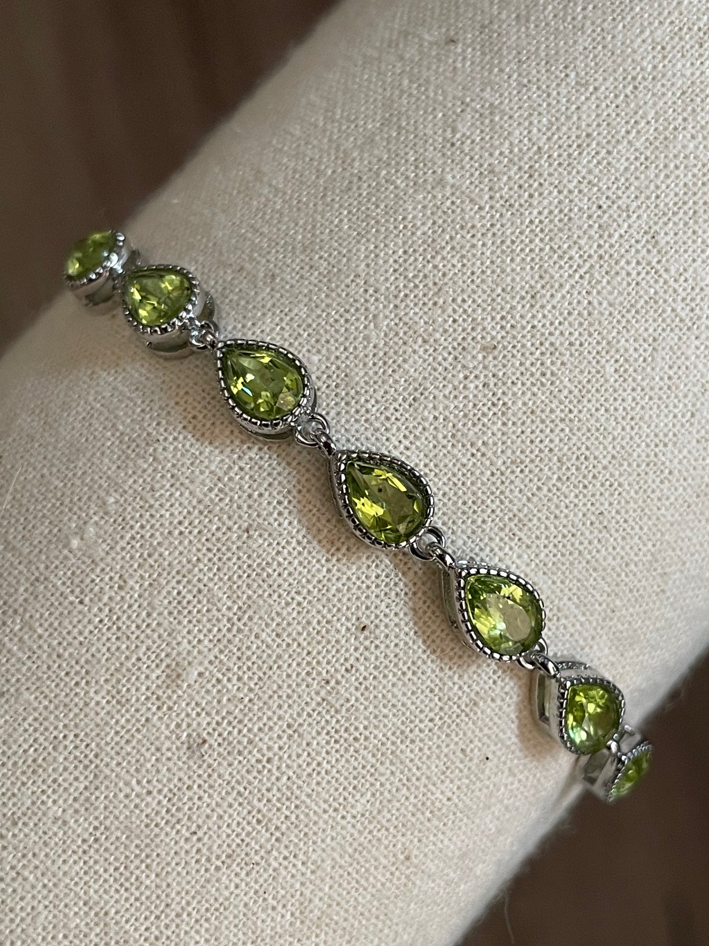 Peridot Chain Bracelet | حجر الزبرجد