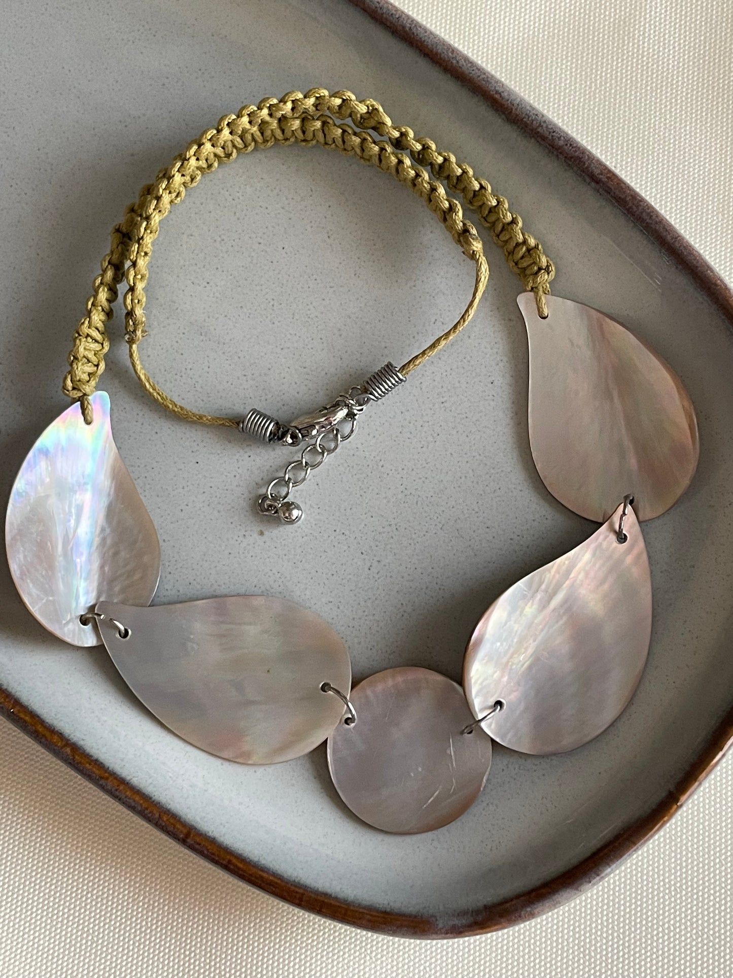 قلادة من صدف أم اللؤلؤ
