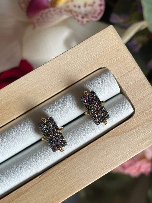 Titanium Aura Quartz Stud Earring | تيتانيوم أورا كوارتز