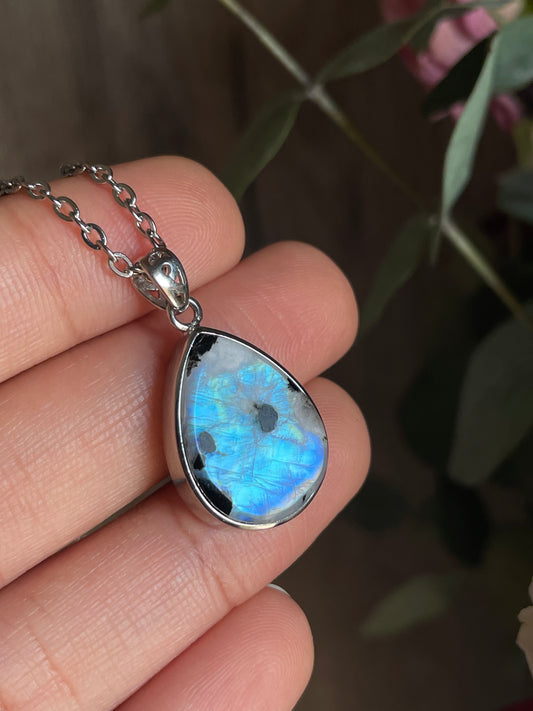 Rainbow Moonstone Necklace | حجر القمر